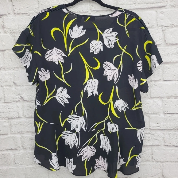 Halogen Women's Black Neon Yellow/White Floral Short Sleeve Ruffle Hem Top Sz M - Picture 8 of 13